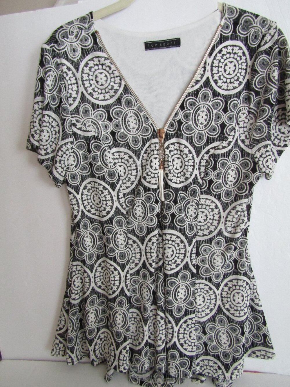 Funsport Women's Tunic  Blouse Bold Floral , zipper front, Black/White, S, (017)